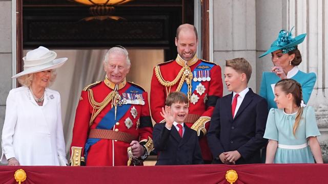 El rey Carlos III y su mujer, Camila, acompañados de los Príncipes de Gales y sus hijos en el balcón de Buckingham al finalizar el Trooping The Colour 2025.