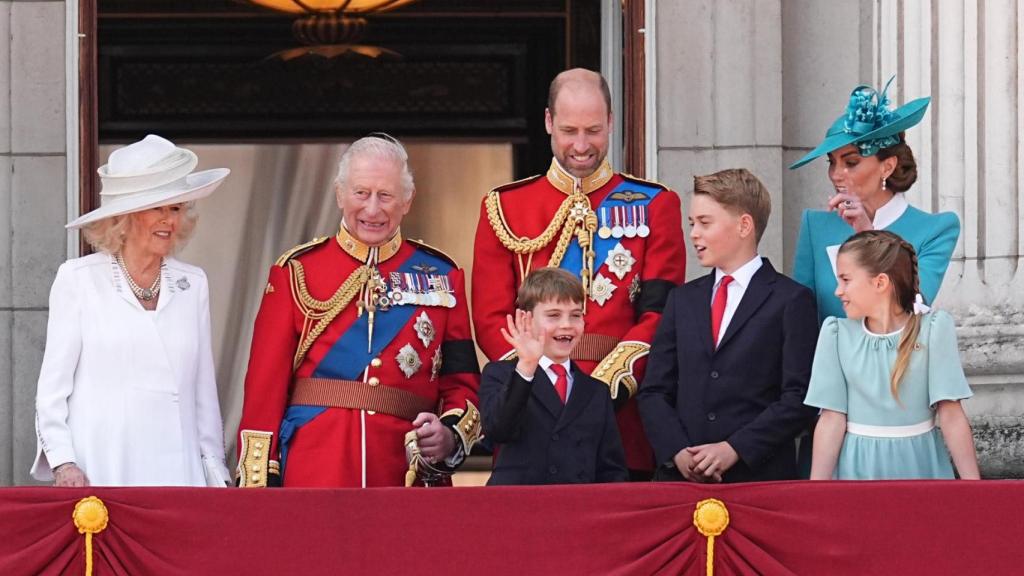 La Familia Real británica, en el balcón del palacio de Buckingham al finalizar el desfile Trooping The Colour.