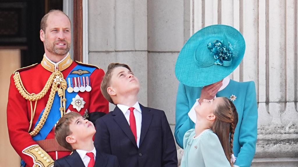 La Familia Real británica, en el balcón del palacio de Buckingham.