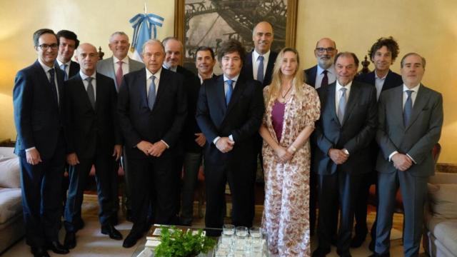 El presidente argentino, Javier Milei, durante su reunión con varios empresarios españoles en la Embajada argentina en Madrid.