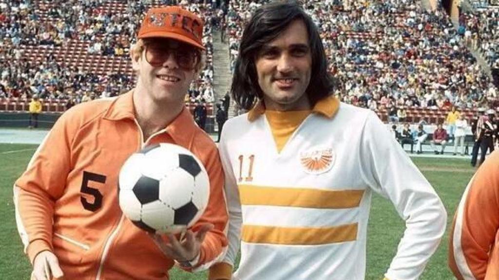 El cantante Elton John, junto a George Best.