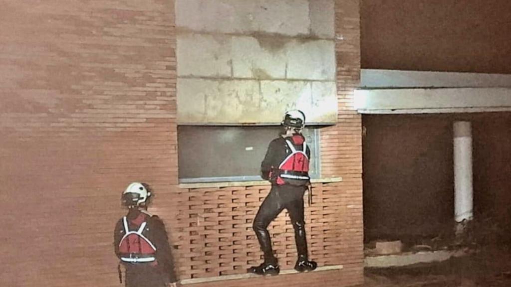 Momento del rescate en el centro de salud de Azuara