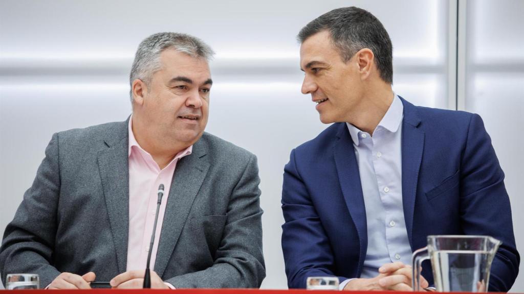 Archivo - El secretario de Organización del Partido Socialista, Santos Cerdán, y el secretario general del PSOE y presidente del Gobierno, Pedro Sánchez
