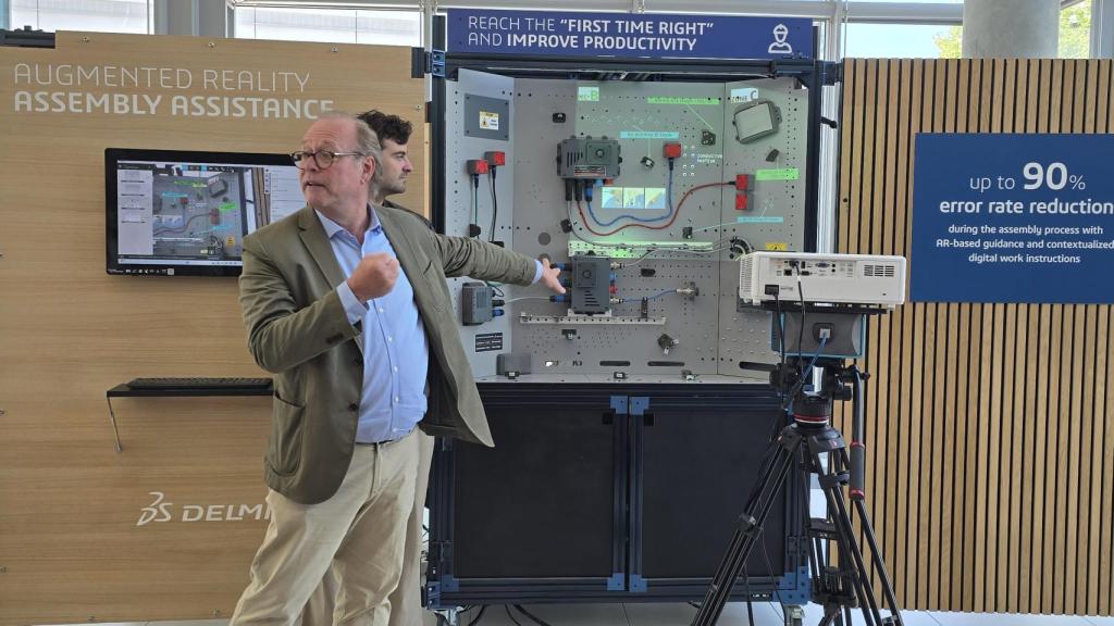 Guillaume Vendroux, CEO de Delmia, mostrando un sistema de control de calidad que compara el montaje con su gemelo virtual