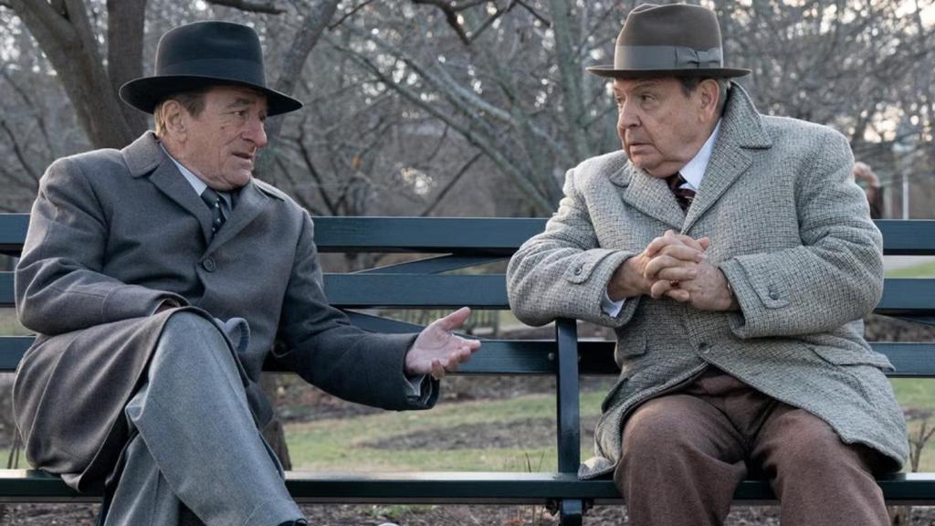 Frank Costello, interpretado por Robert De Niro, durante un reunión en la película The Alto Knights.