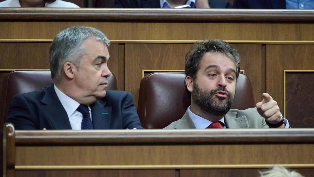 El secretario adjunto de Organización del PSOE, Juanfran Serrano, junto a Santos Cerdán en el Congreso.
