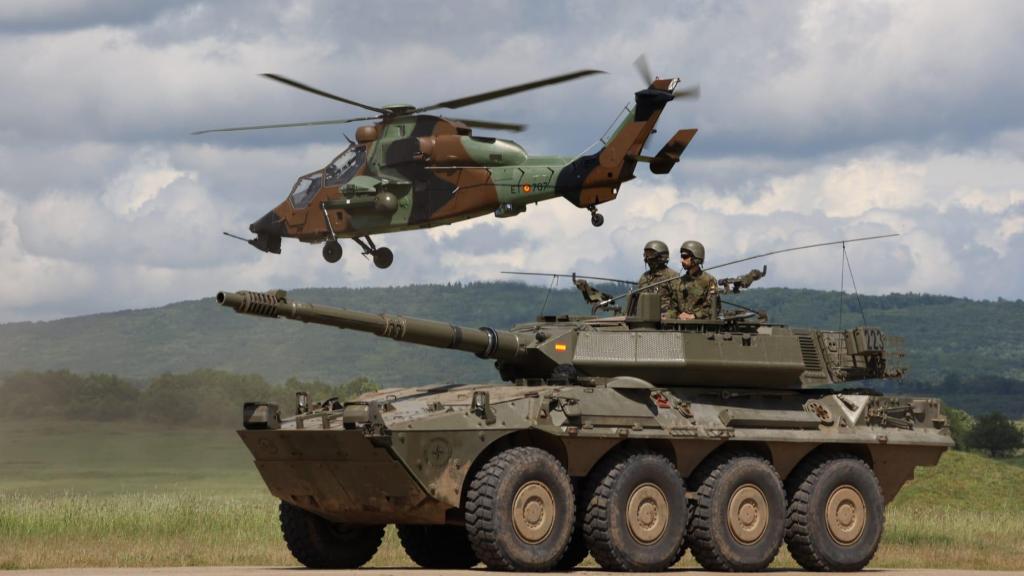 Efectivos de la Brilat del Ejército de Tierra español, durante las maniobras de la OTAN desarrolladas en Eslovaquia.
