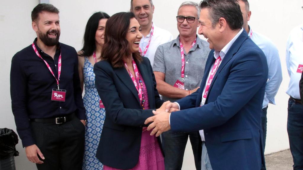 El secretario general de Unión del Pueblo Leonés, Luis Mariano Santos, y la secretaria general entrante, Alicia Gallego, asisten a la celebración del XIII Congreso General Ordinario de UPL.