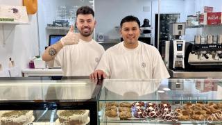 Los chicos que triunfan con su nueva pastelería americana en Errentería: Hemos hecho sold out todos los días / Los jóvenes detrás de la nueva pastelería de Errentería que triunfa tras pocos días abierta: Hemos hecho sold out todos los días