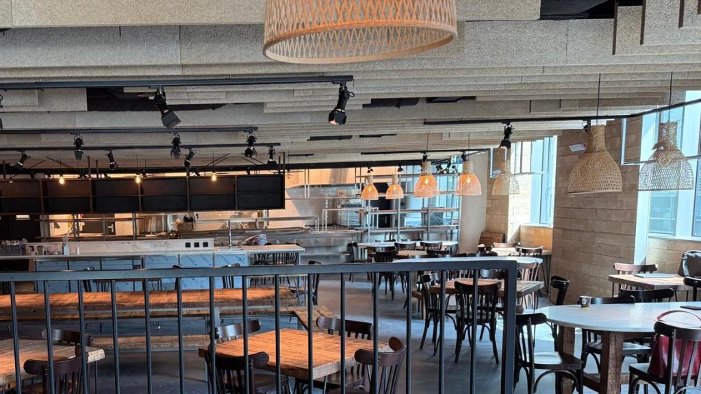 La sala de Fismuler con la cocina vista al fondo.