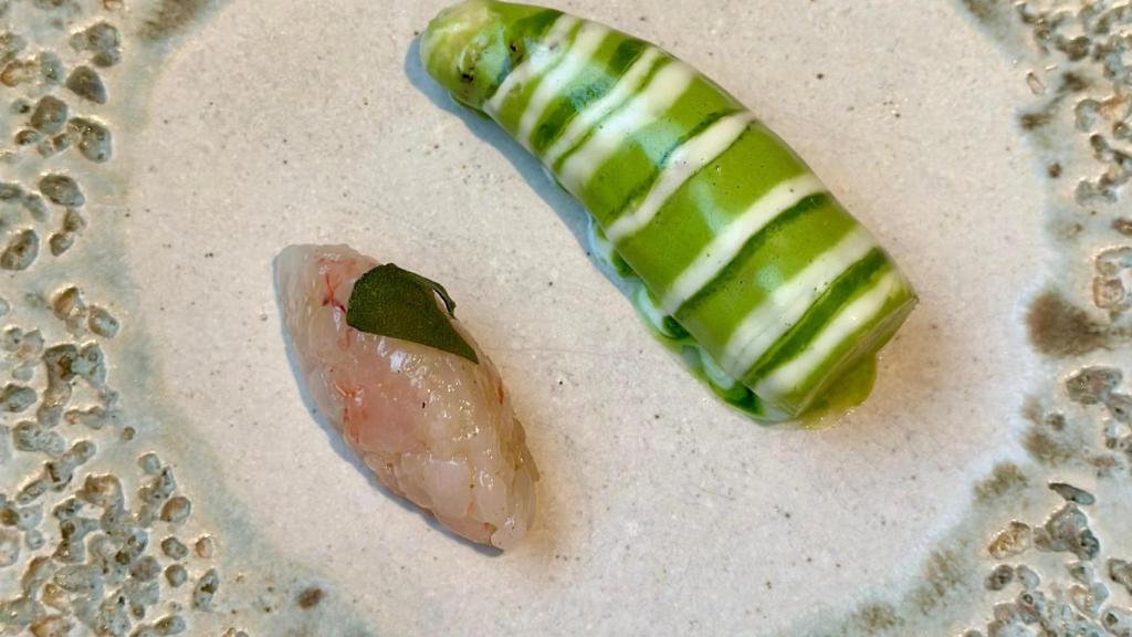 Espárrago con salsa verde y tartar de gamba.