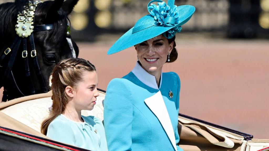 La heredera al trono y Charlotte, en la carroza por las calles de Londres.