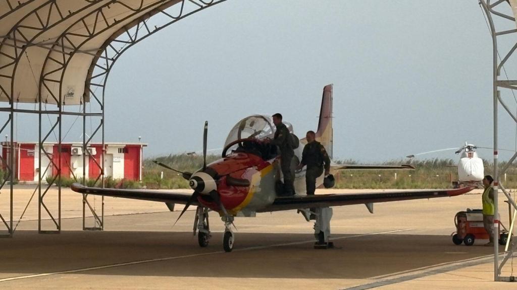 El Rey Felipe VI, subiéndose al avión entrenador PC-21