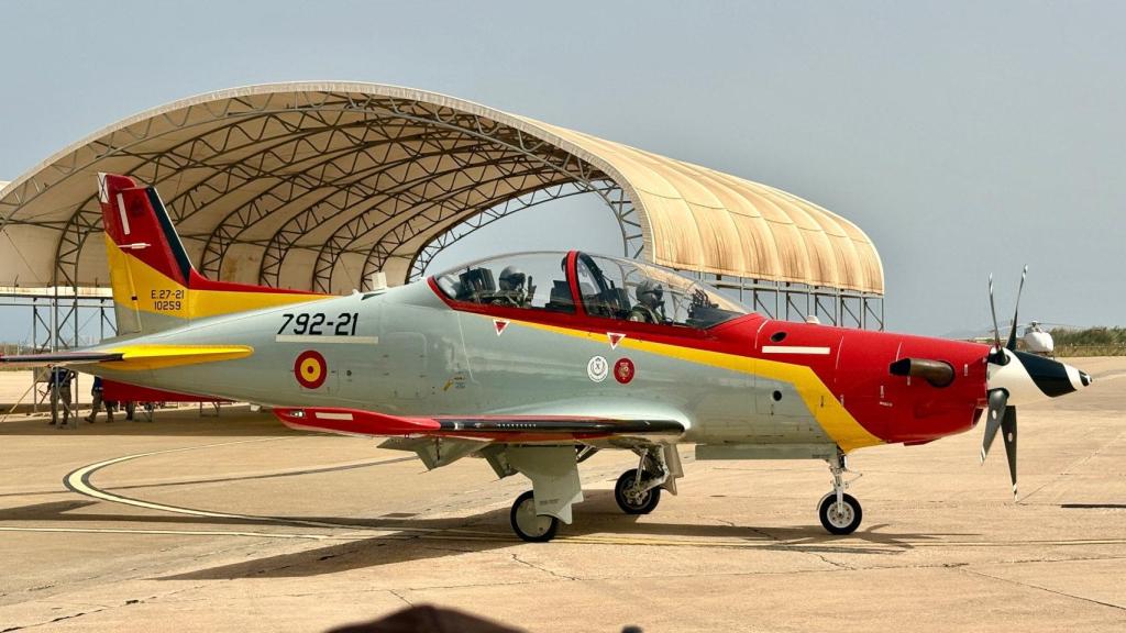 El Rey Felipe VI a los mandos del PC-21