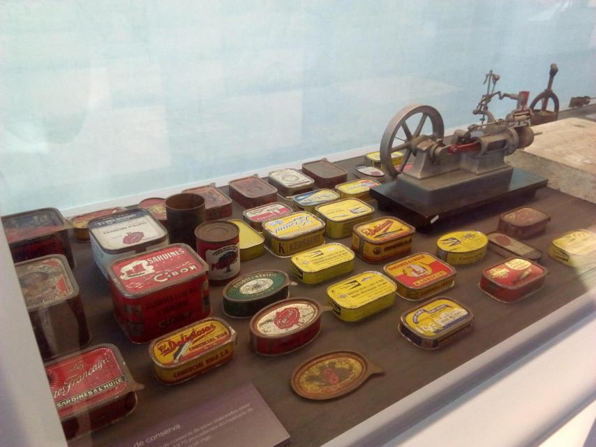 Antiguas latas de conserva expuestas en el Museo del Mar de Galicia, en Vigo. https://es.wikipedia.org