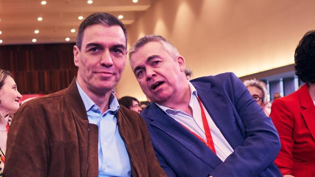 Pedro Sánchez, y el exsecretario de Organización del PSOE, Santos Cerdán, en el Congreso del PSN en marzo.