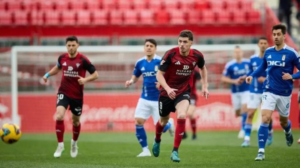 Mirandés y Real Oviedo en el partido disputado esta temporada en Anduva.