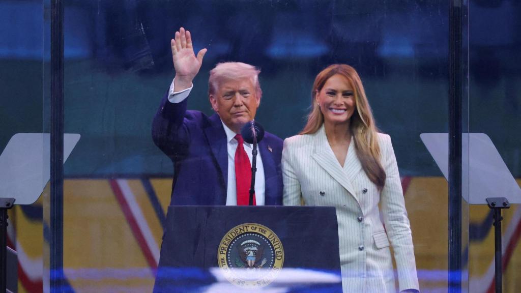 Donald Trump saluda al público, junto a su esposa Melania, durante el desfile militar en Washington DC.