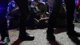 Agentes de policía detienen a un manifestante durante la protesta 'No Kings' contra las políticas de Donald Trump en McAllen (Texas).