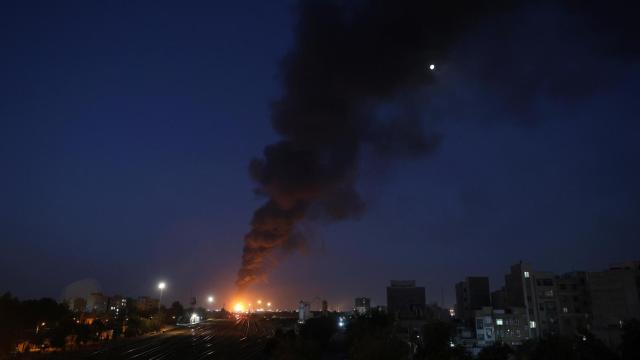 Incendio de una refinería de petróleo de Teherán tras los ataques de Israel contra Irán.