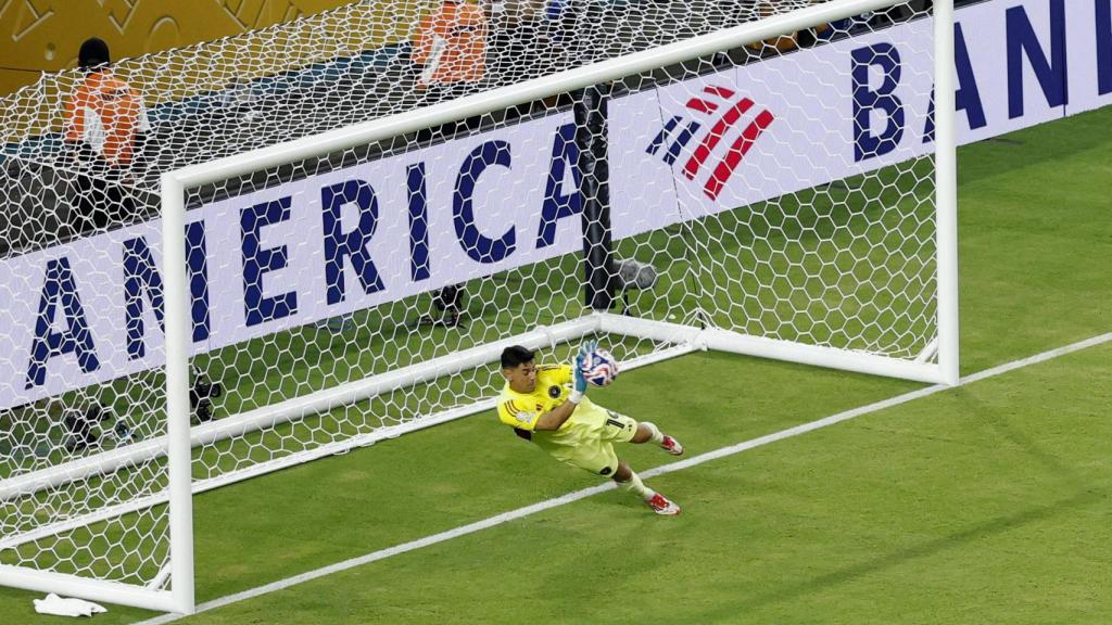 Ustari para un penalti al Al Ahly.