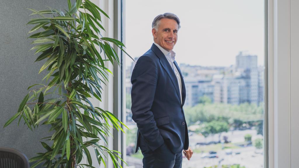 Luis Megías posa en la sede de BlackRock España, en la Torre Picasso de Madrid.