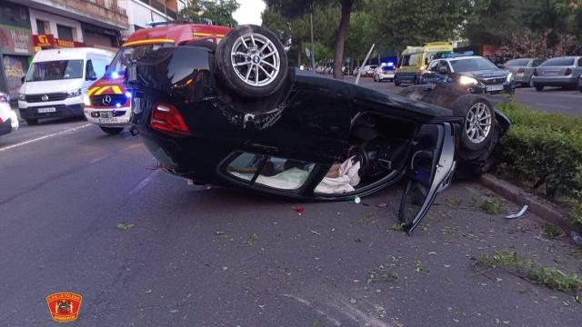 Imagen del coche volcado en una céntrica avenida de Talavera de la Reina.