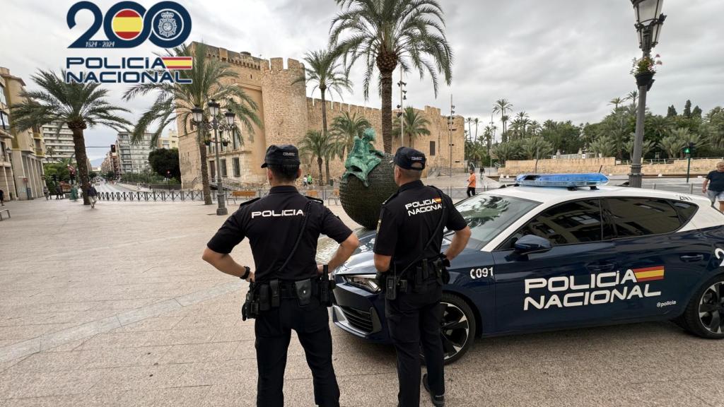 Dos agentes de Policía en Elche, en una imagen de archivo.