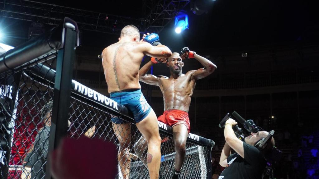 Sebisaho celebra su victoria en WAR 6 en Alicante.