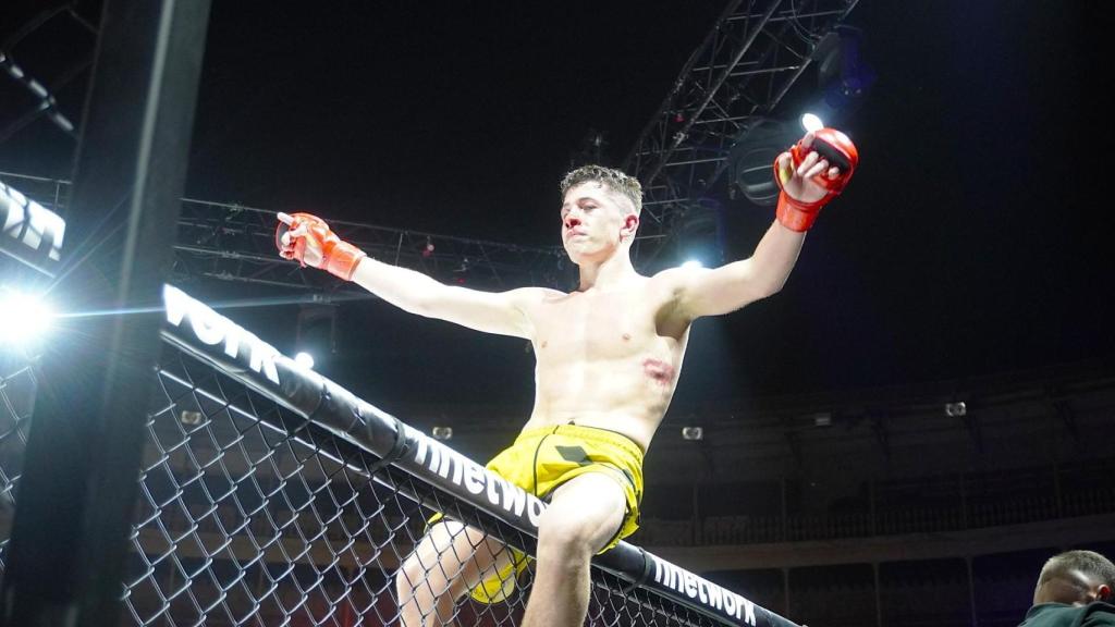 Leo Climent celebra su victoria en WAR 6.