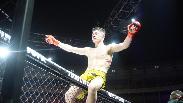 Leo Climent celebra su victoria en WAR 6.