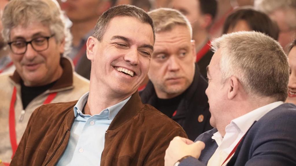Pedro Sánchez (i) y el exsecretario de Organización del PSOE, Santos Cerdán (d) en el Congreso del PSN en Navarra.