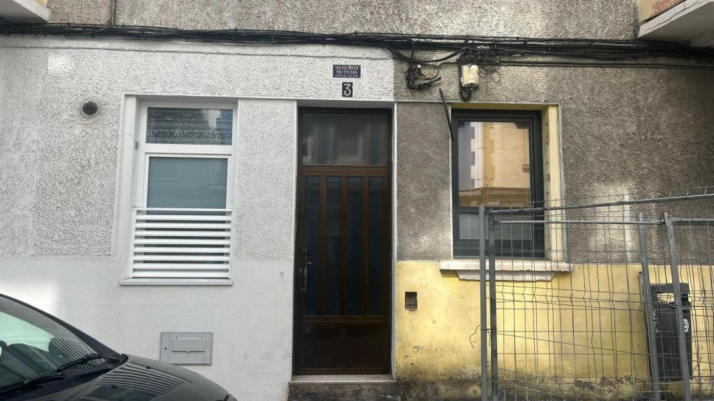 Portal del edificio en el que asesinaron a una mujer en A Coruña a 15 de julio de 2025