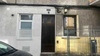 Portal del edificio en el que asesinaron a una mujer en A Coruña a 15 de julio de 2025