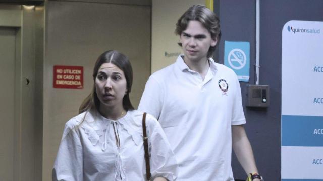Miguel Urdangarin y Olympia Beracasa, en su visita a un hospital de Madrid.