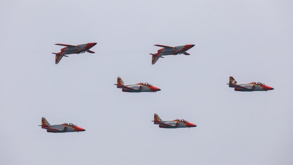 Formación acrobática en el último vuelo de la Patrulla Águila