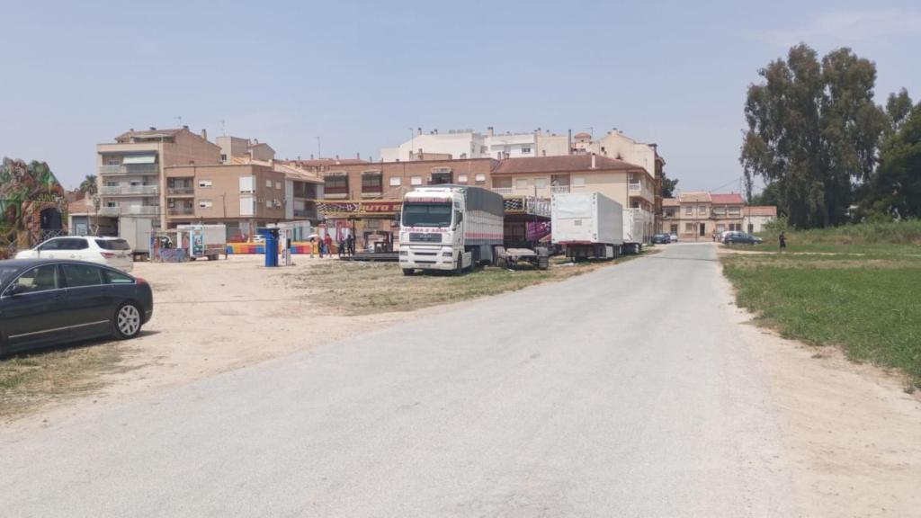 El descampado donde se instalan las atracciones de las Fiestas de San Juan Bautista, amaneció este domingo desmantelado tras la muerte de la nhiña.