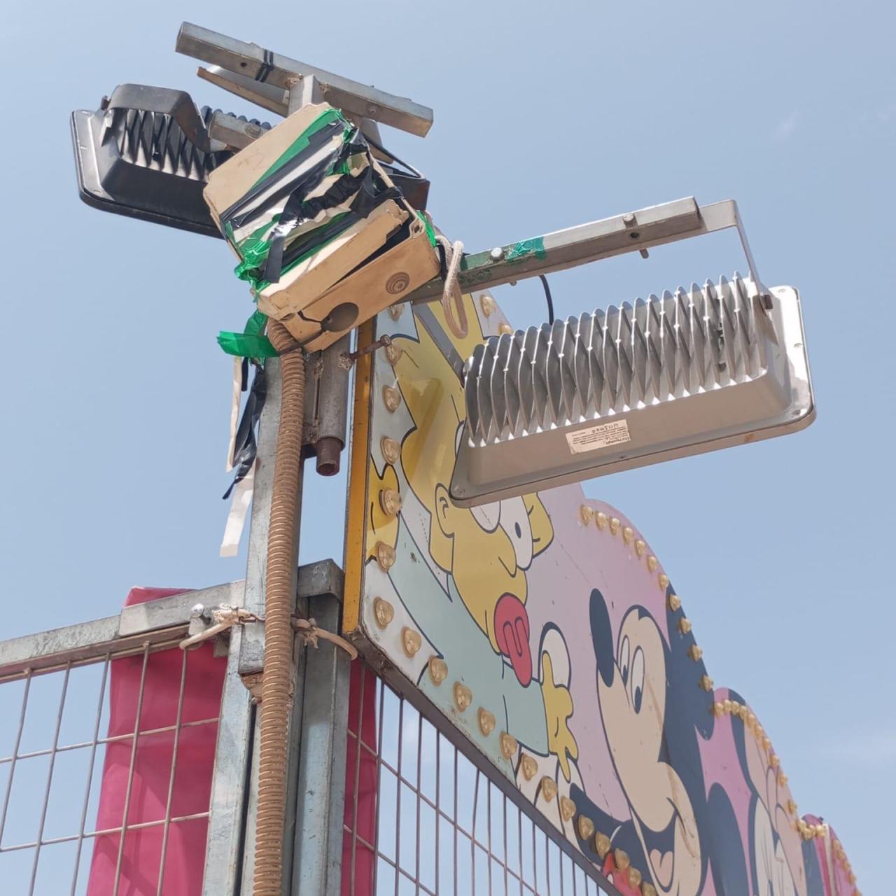 El cajetín de uno de los focos que tiene la atracción de las 'Camas Locas'.