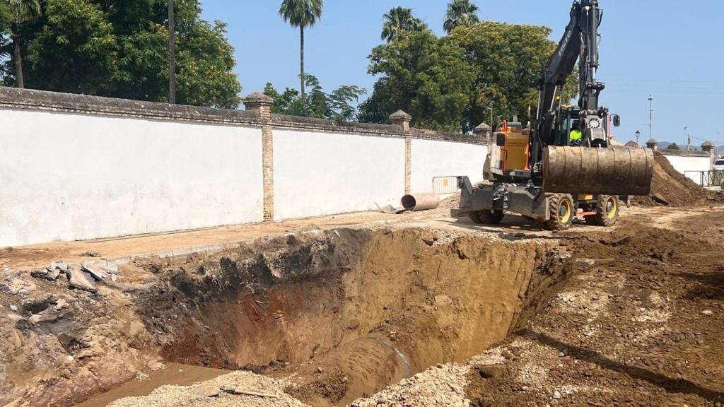 Trabajos de recuperación por el consorcio Aguas del Huesna tras una avería en Sevilla.