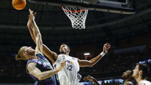 Osetkowski y Tavares pugnan por el rebote en el partido.