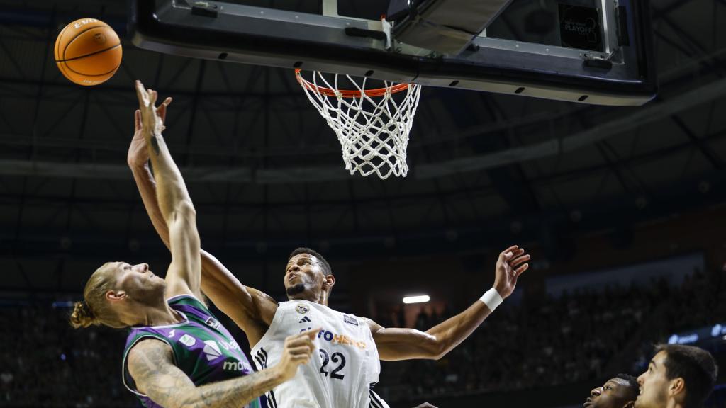 Osetkowski y Tavares pugnan por el rebote en el partido.