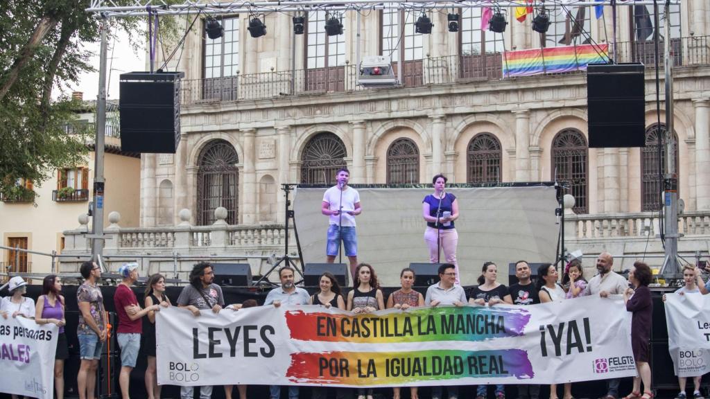 Imagen de la bandera arcoíris colgada en el balcón del Ayuntamiento en la edición del Orgullo de 2017.