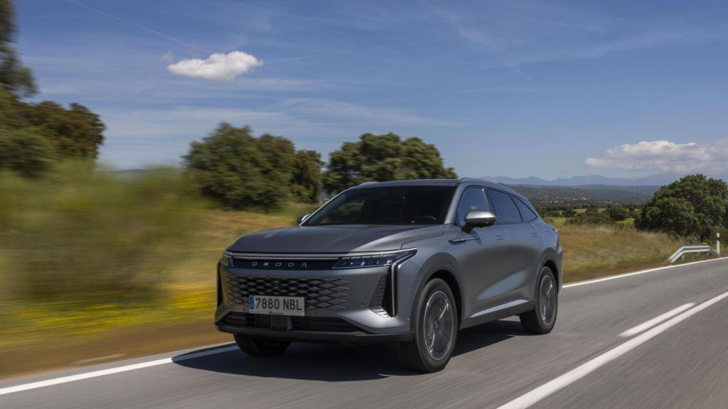 Vista tres cuartos delantera del Omoda 9 SHS