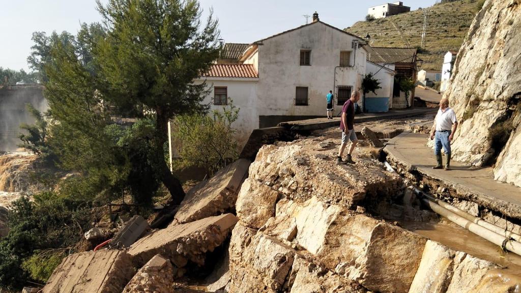 La fuerza del agua destrozó por completo la carretera.