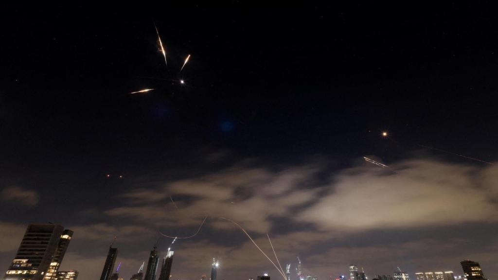 Misiles lanzados desde Irán son interceptados por Israel.