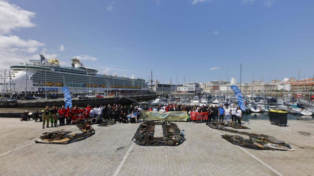 Ochenta voluntarios limpian el mar de A Coruña en el cierre del Festival Mar de Mares