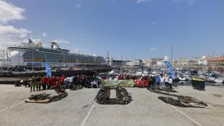 Ochenta voluntarios limpian el mar de A Coruña en el cierre del Festival Mar de Mares