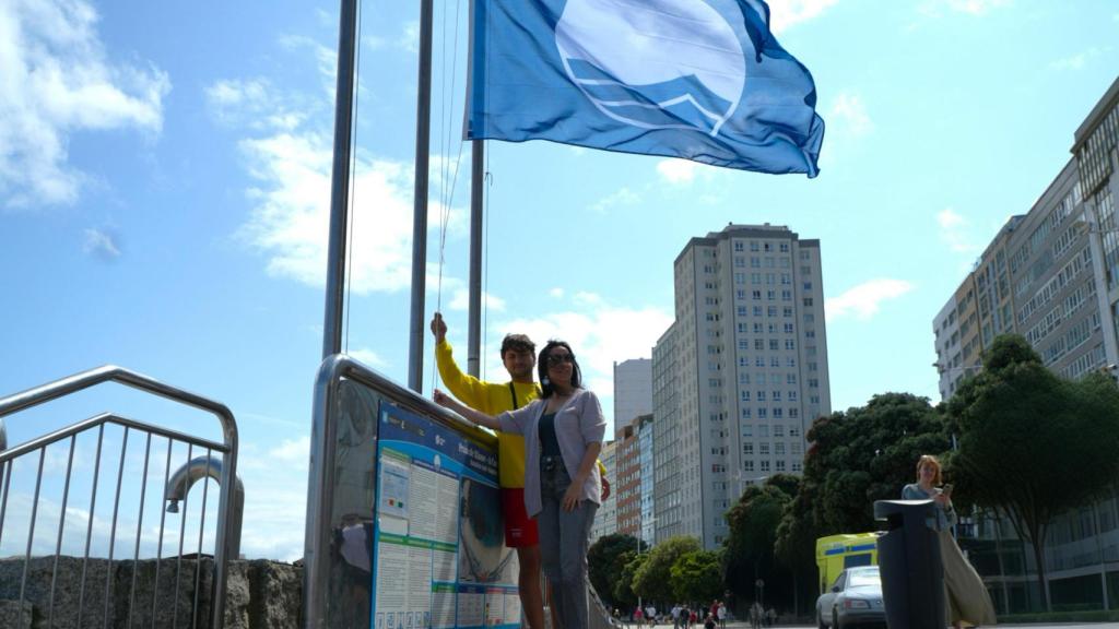 Inés Rey con una de las banderas azules de A Coruña