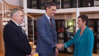 Pedro Sánchez saluda a la portavoz de Bildu, Mertxe Aizpurua, en octubre de 2023 tras cerrar el pacto de investidura.