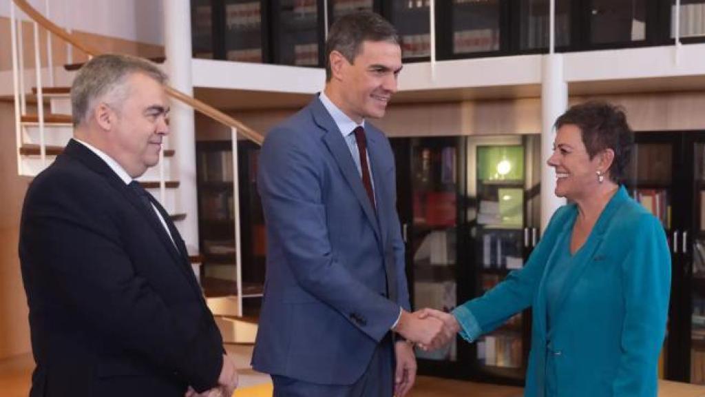 Pedro Sánchez saluda a la portavoz de Bildu, Mertxe Aizpurua, ante Santos Cerdán en octubre de 2023, tras cerrar el pacto de investidura.